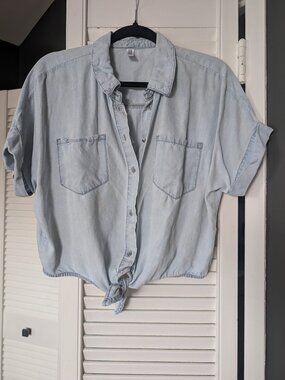 DD77 Light Wash Denim Tie-Front Button Down M